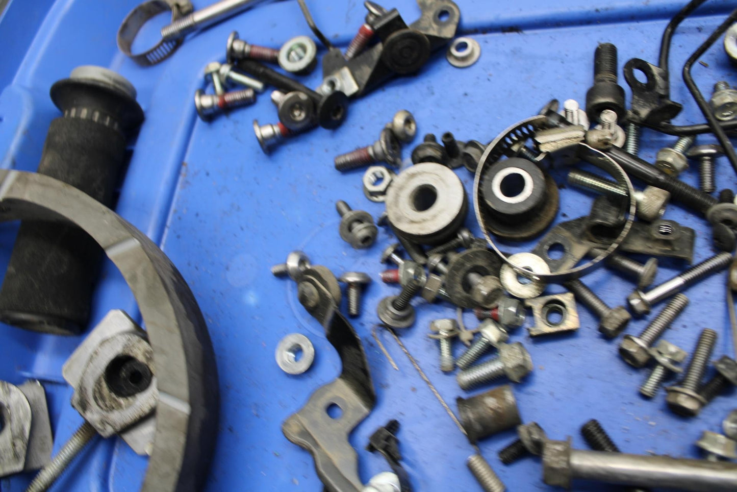 17 KAWASAKI VERSYS_X 300 LEFTOVER MOUNTING BOLTS HARDWARE MOTOR SCREWS BB504