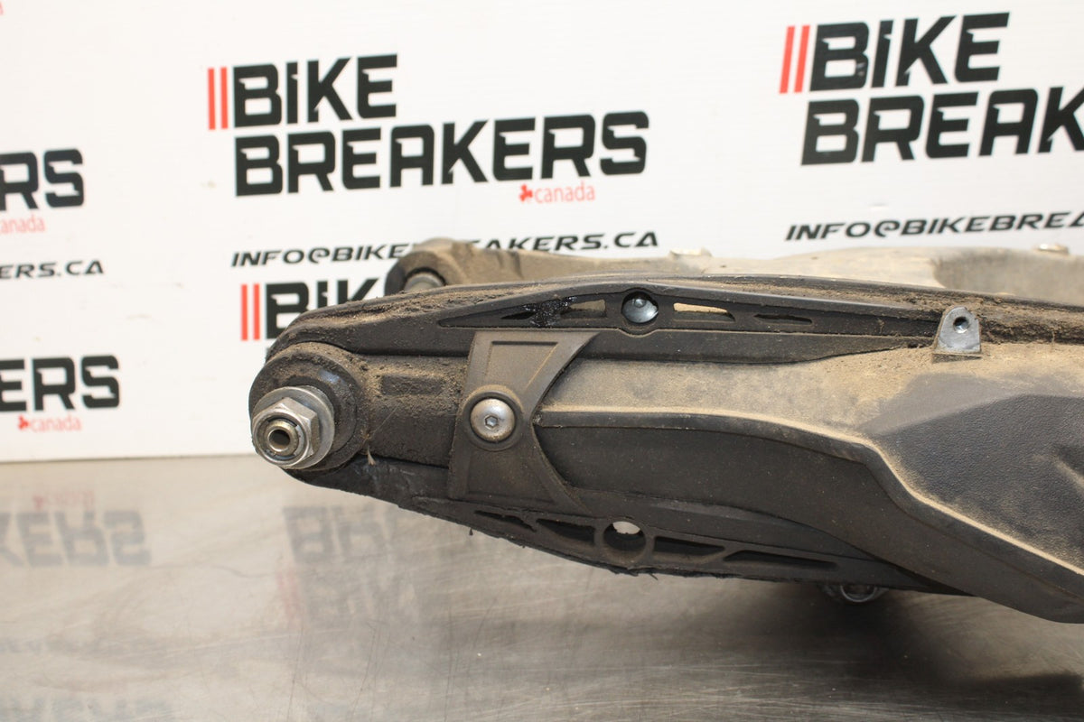 15 TRIUMPH TIGER 800 REAR SWINGARM BACK SUSPENSION SWING ARM BB873