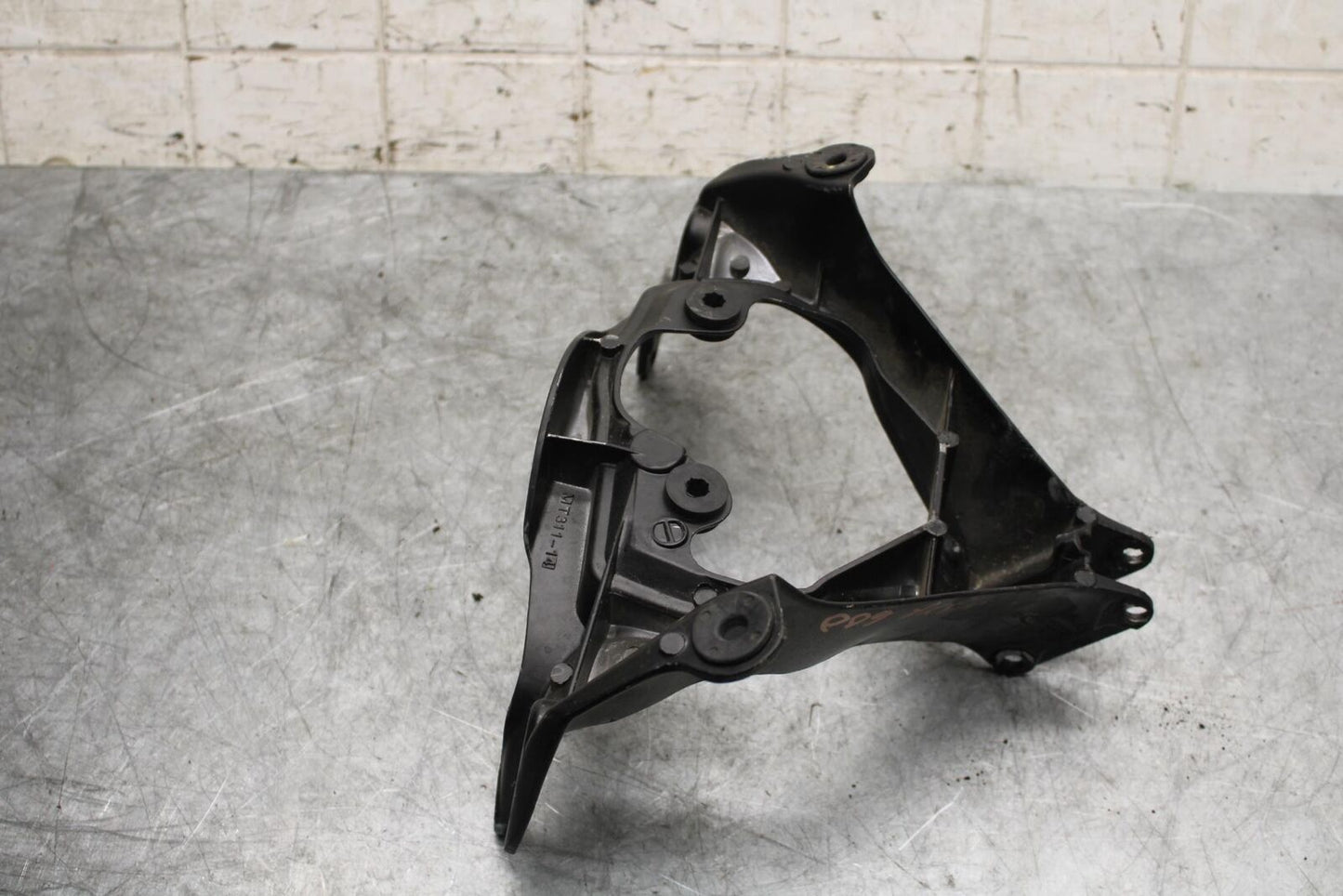 06-07 SUZUKI GSXR600 750 UPPER FAIRING MIRROR GAUGES STAY BRACKET BB543