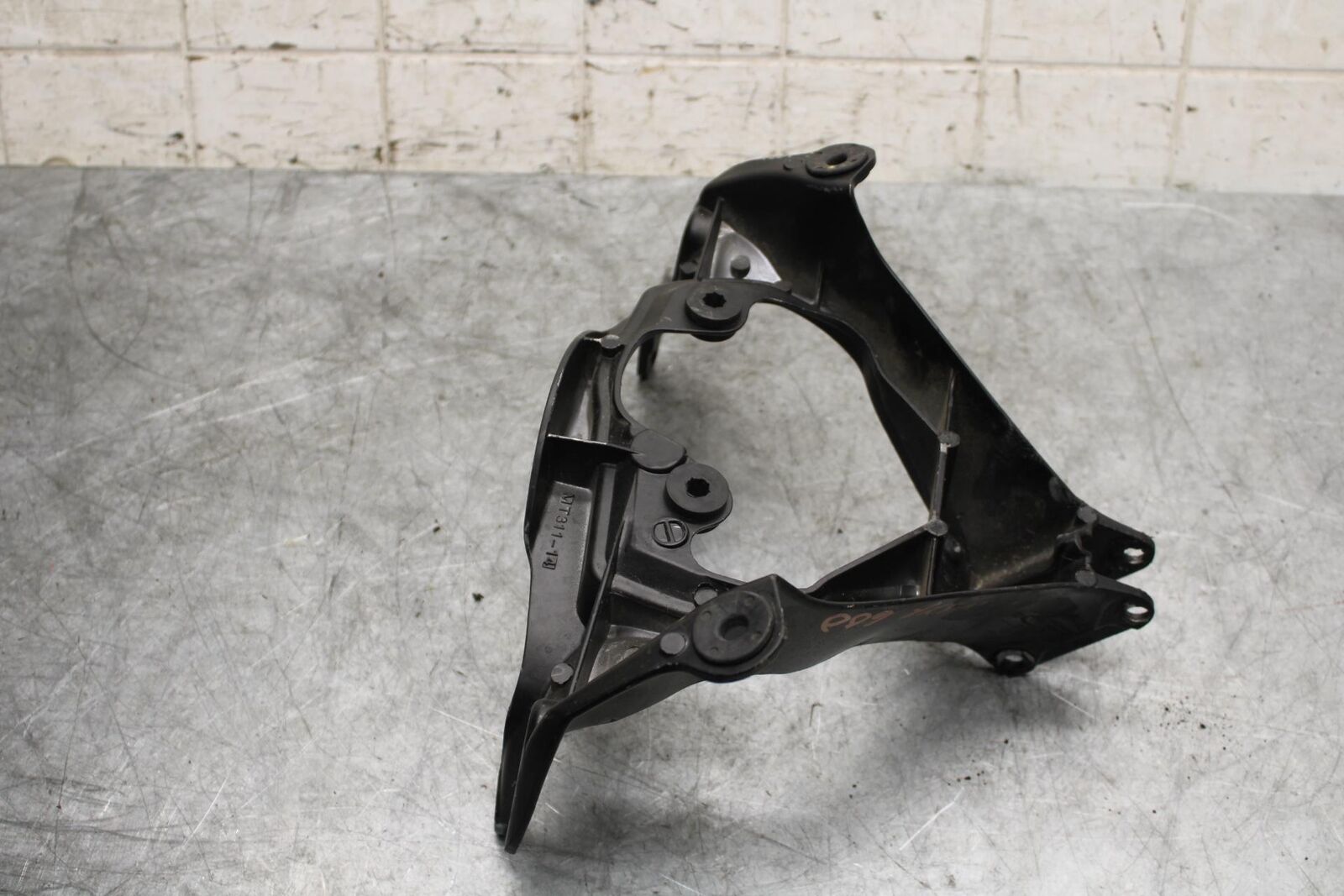 06-07 SUZUKI GSXR600 750 UPPER FAIRING MIRROR GAUGES STAY BRACKET BB543