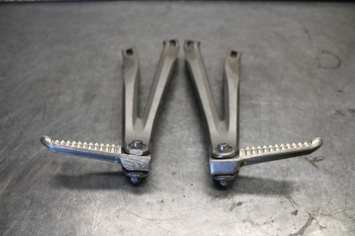 07-08 YAMAHA YZF R1 REAR BACK PASSENGER PEG SET PAIR BB675