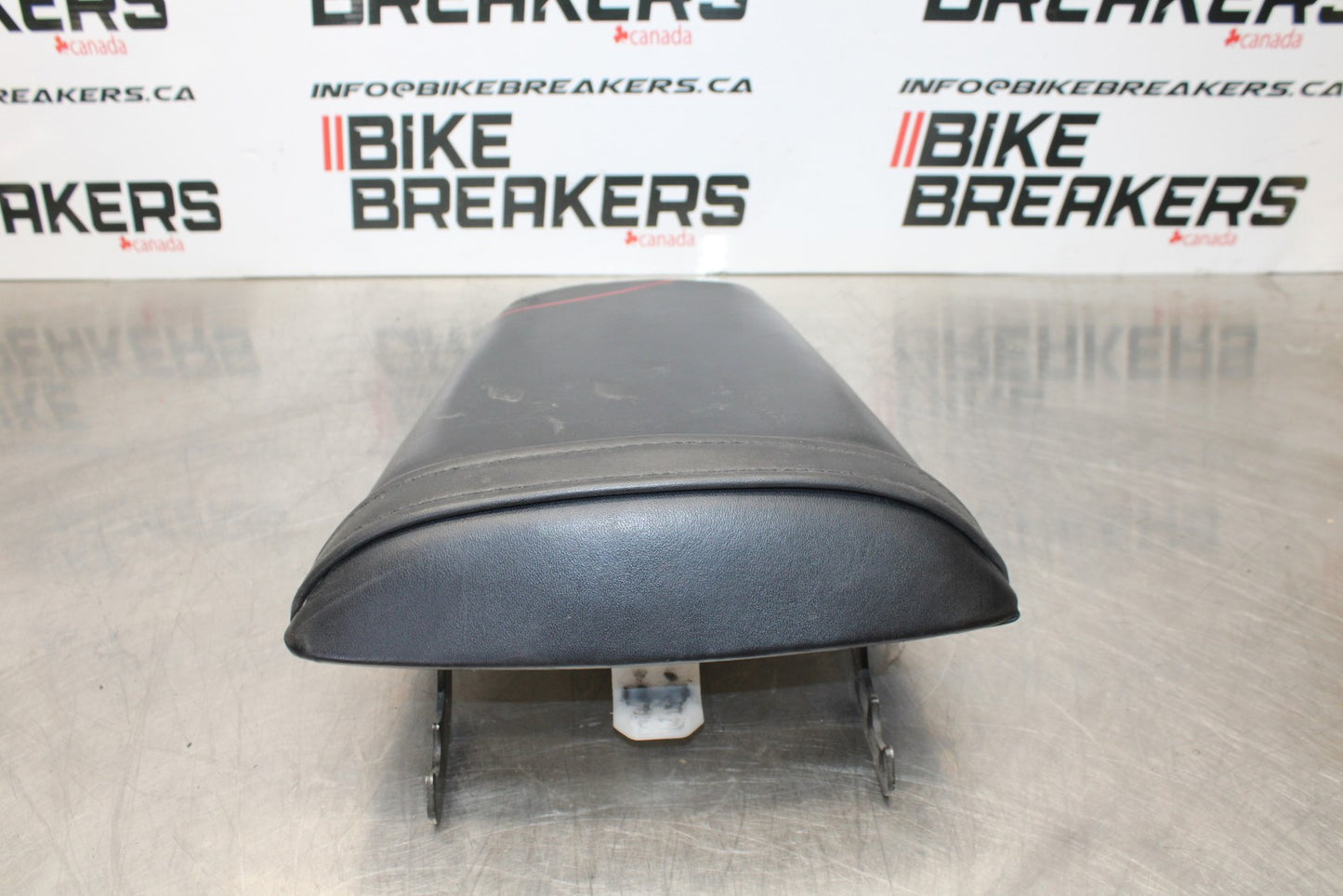 01-06 HONDA CBR600F4I REAR BACK PASSENGER TANDEM SEAT PAD SADDLE PILLION BB185