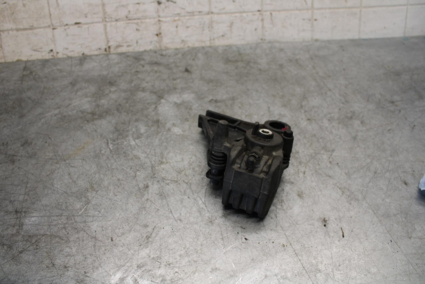 09-12 KAWASAKI NINJA ZX6R ZX600R REAR BACK BRAKE CALIPER W MOUNT BRACKET BB544