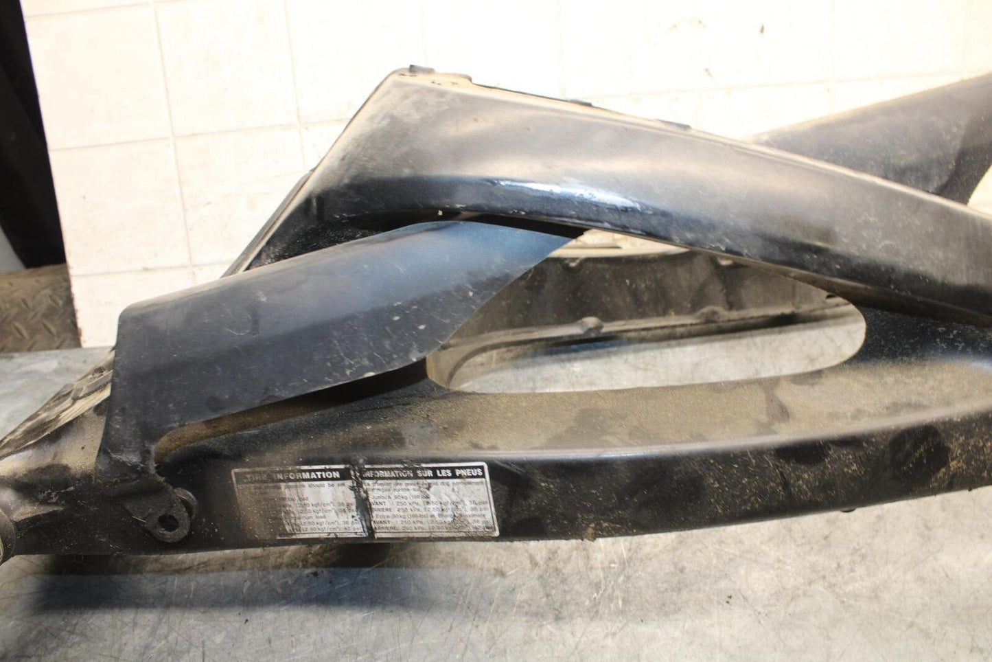 2003 Yamaha YZF R6 REAR SWINGARM BACK SUSPENSION SWING ARM 5SL-22110-01-00 BB539
