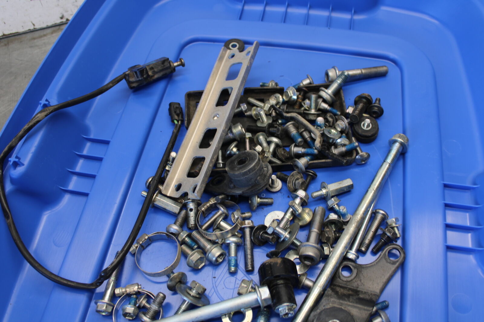 11-24 SUZUKI GSXR750 MOUNTING BOLTS HARDWARE MOTOR SCREWS  BB687