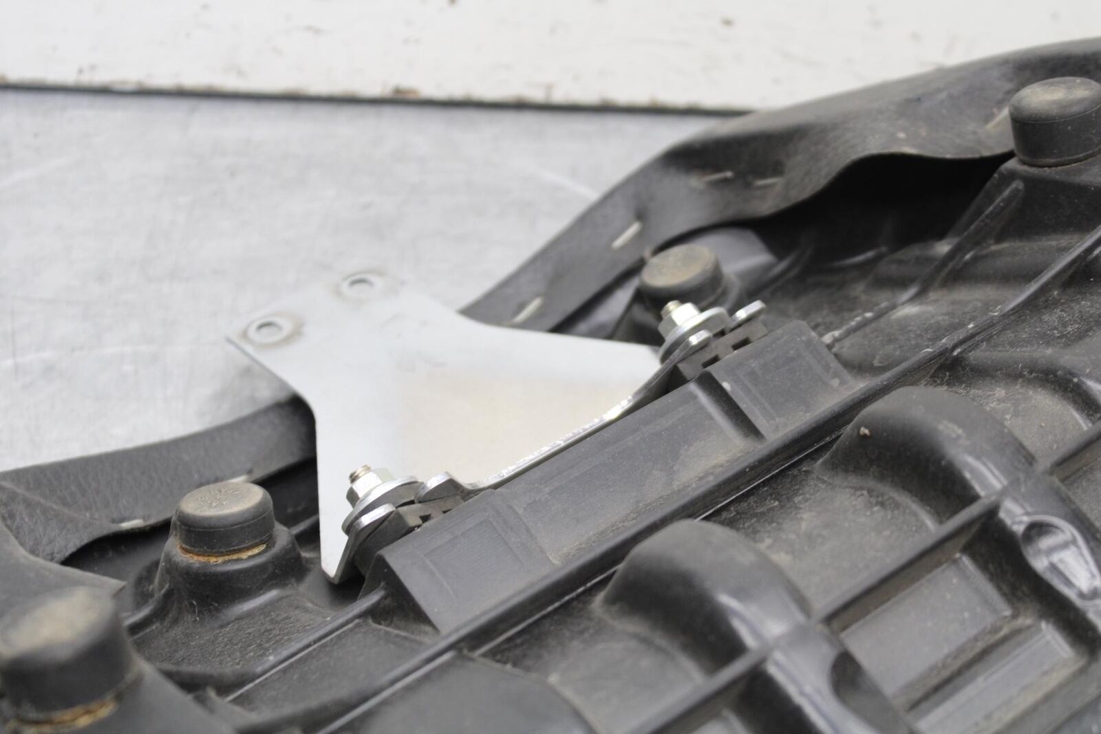 2013 Suzuki Boulevard C50T FRONT DRIVERS SEAT 45100-06J00-V4Y BB625