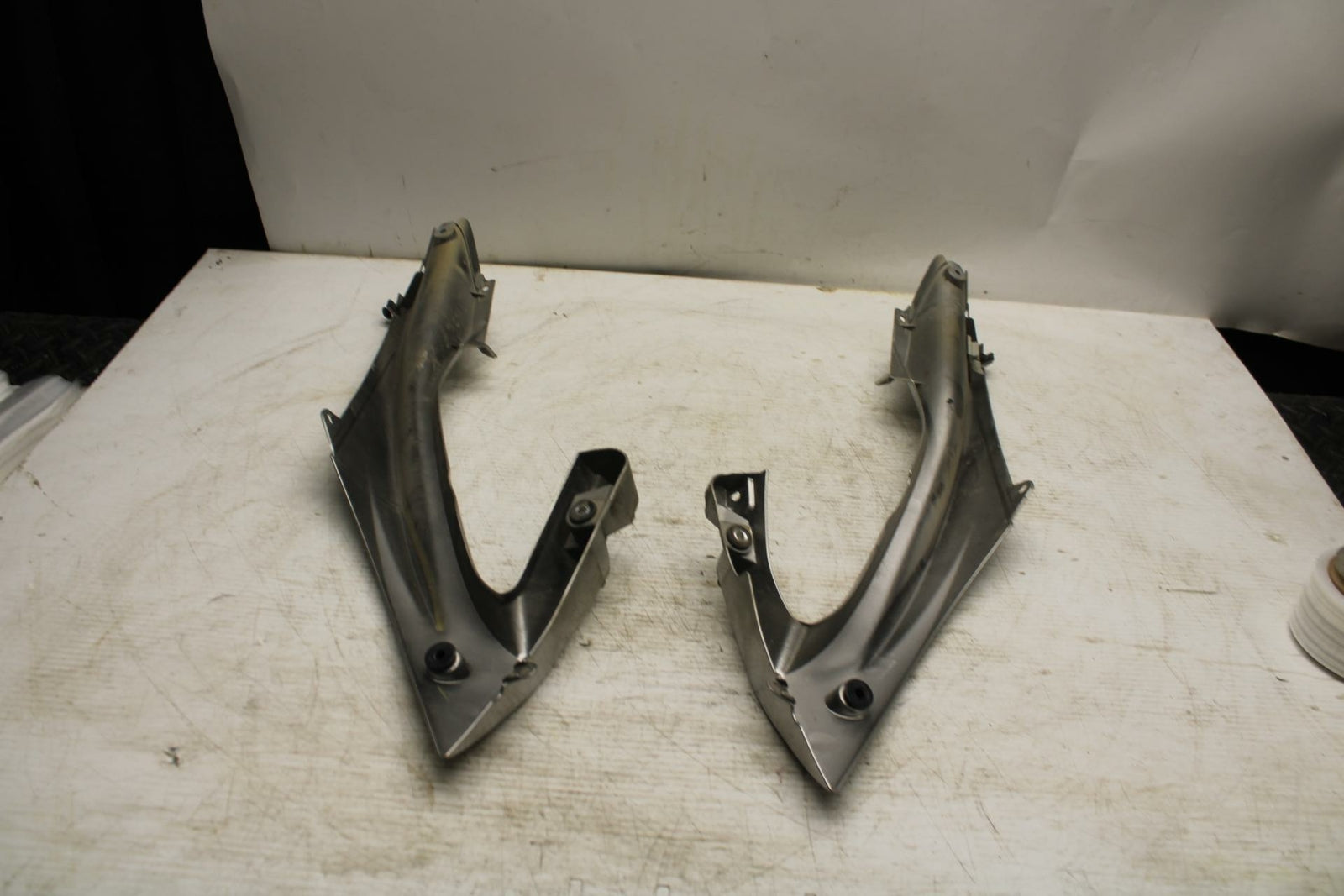 08-16 YAMAHA YZF R6 LEFT FRONT UPPER MID SIDE FAIRING COWL PLASTIC BB365