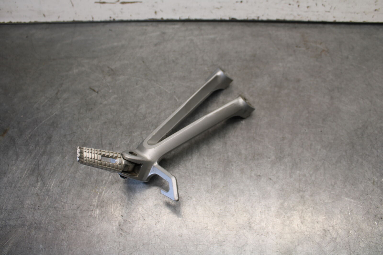 06-07 SUZUKI GSXR750 LEFT REAR BACK PASSENGER PEG 43700-01H00-13L BB40
