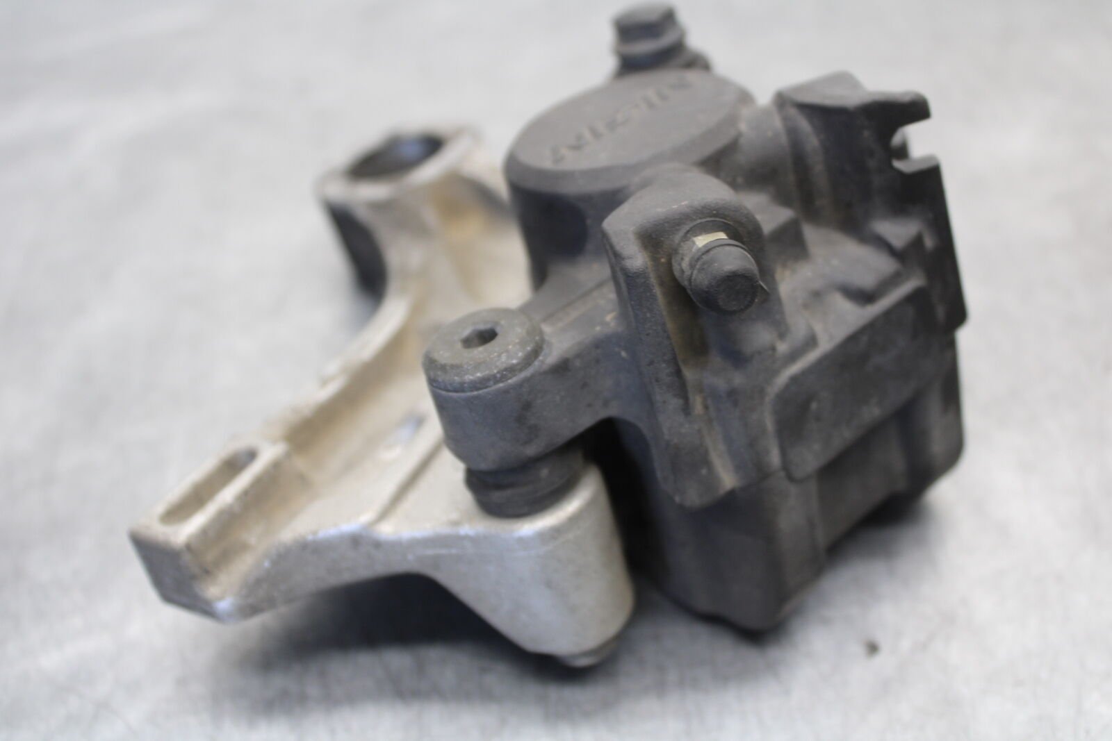 05-06 HONDA CBR600RR REAR BACK BRAKE CALIPER W MOUNT BRACKET BB655