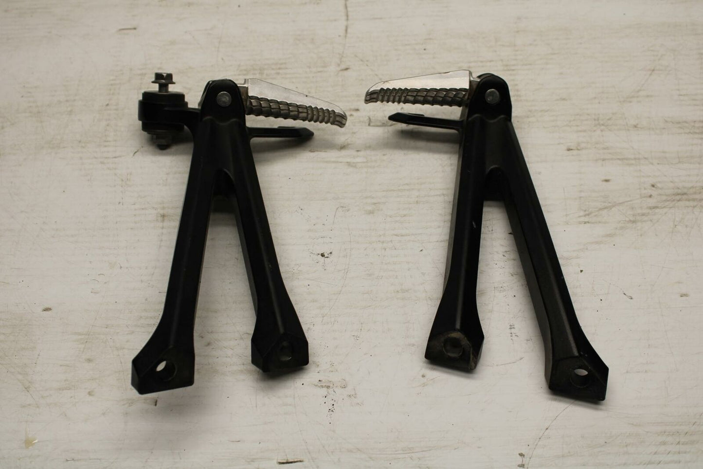 11-19 SUZUKI GSXR600 REAR BACK PASSENGER PEG SET PAIR BB294