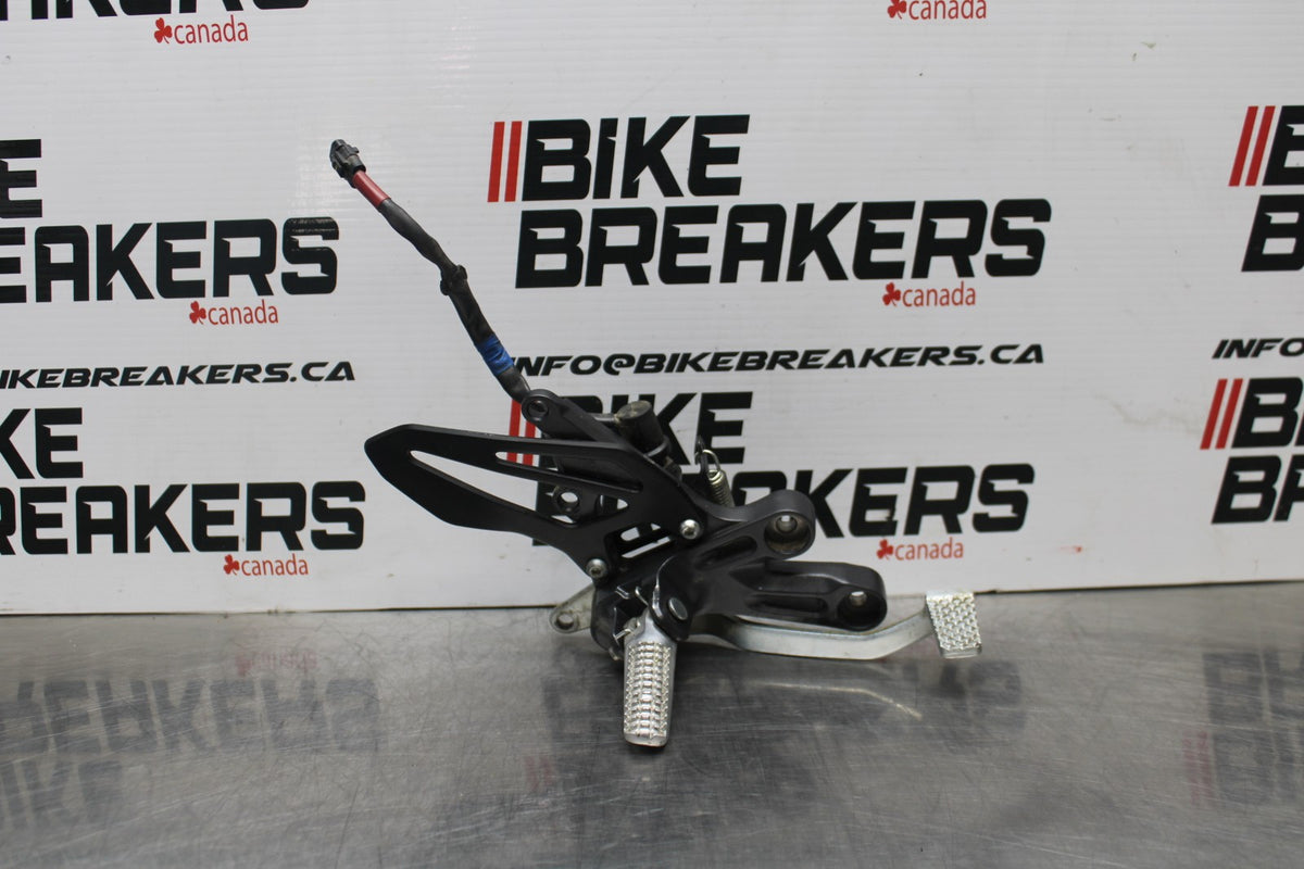 22-25 YAMAHA YZF R7 RIGHT REARSET REAR SET DRIVER FOOT PEG REST STOP BB769