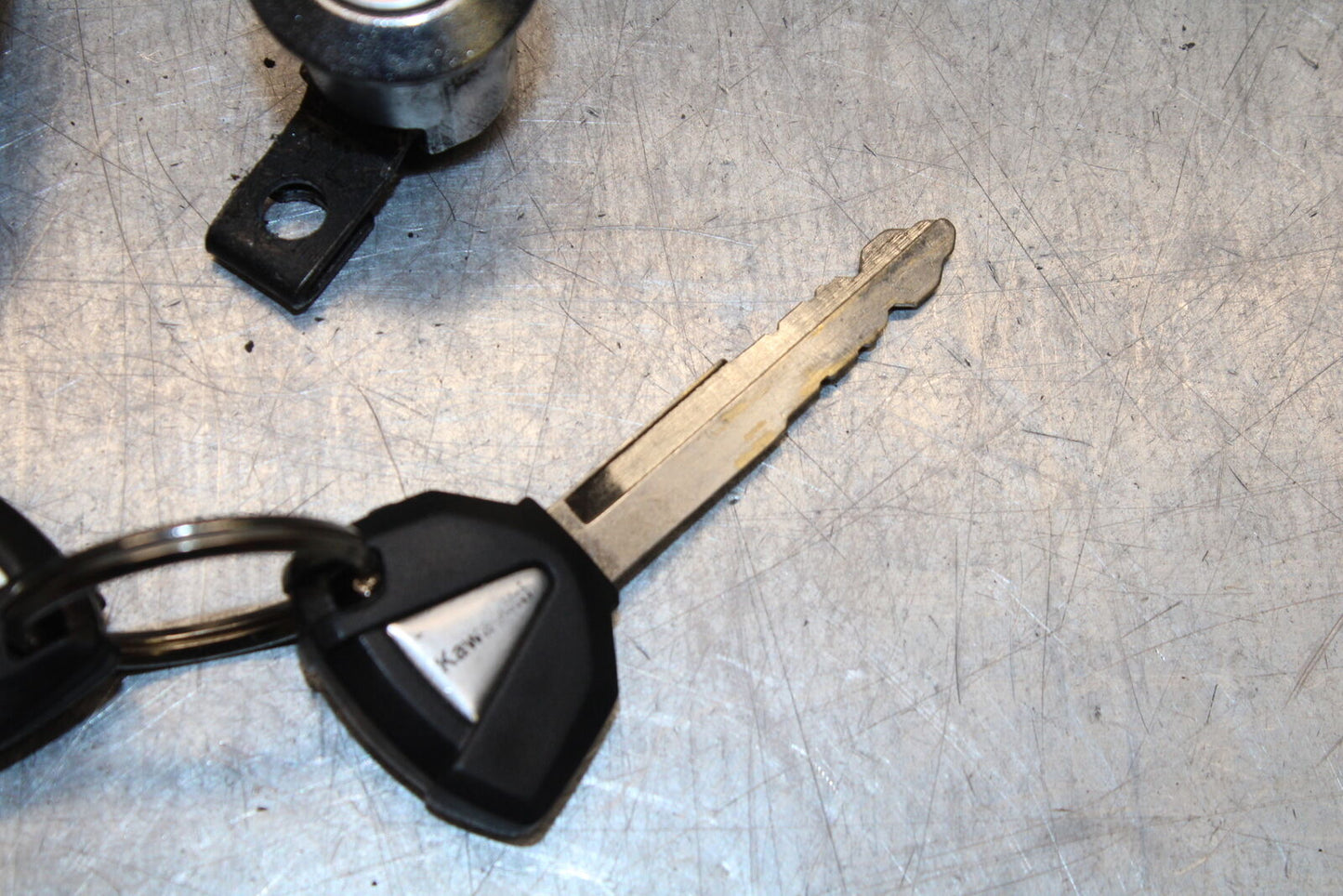 19-22 KAWASAKI Z400 IGNITION LOCK KEY SET W/ GAS CAP AND SEAT LOCK BB738