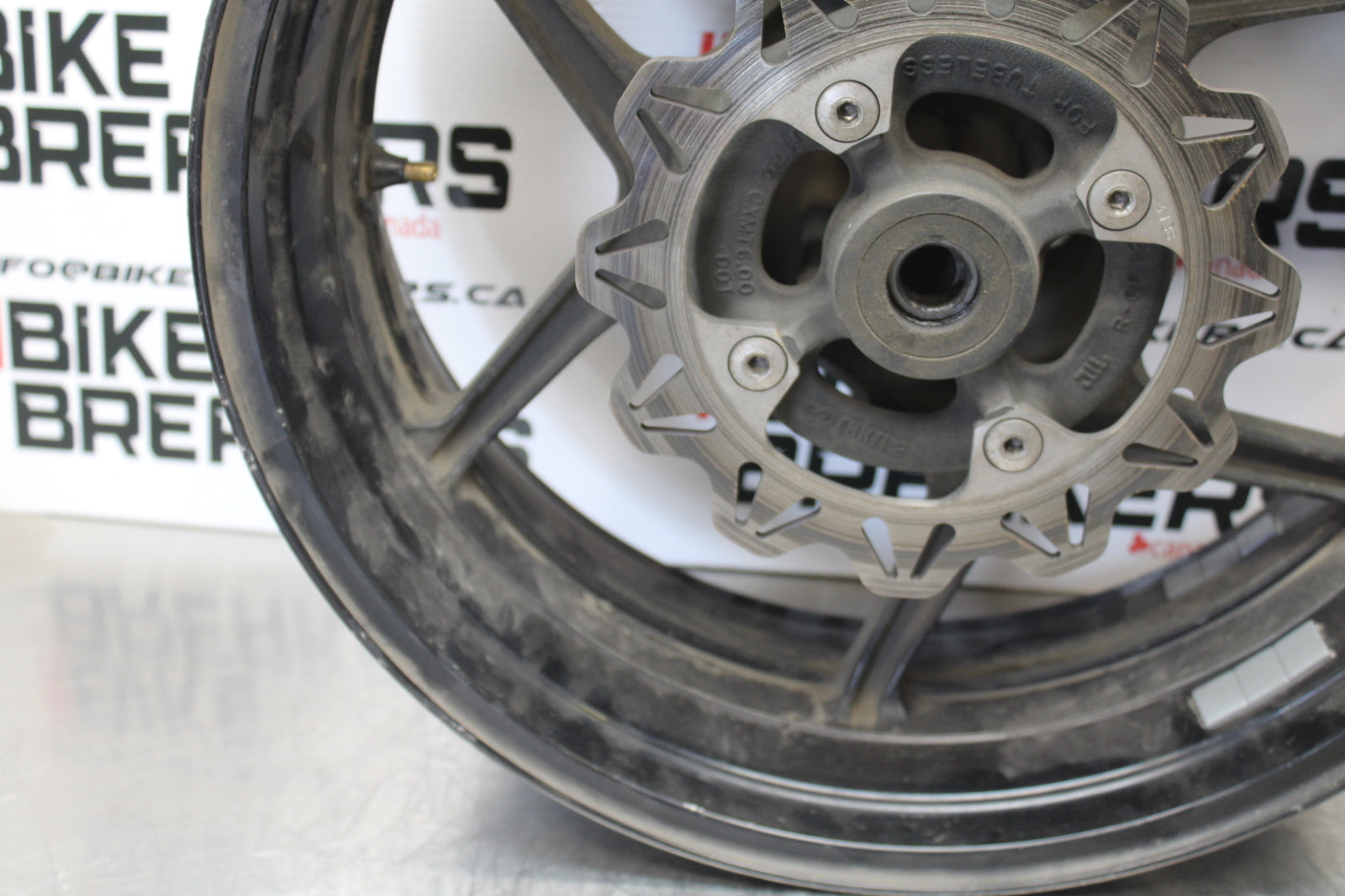 04-05 KAWASAKI NINJA ZX10R REAR WHEEL BACK RIM & ROTOR BB163