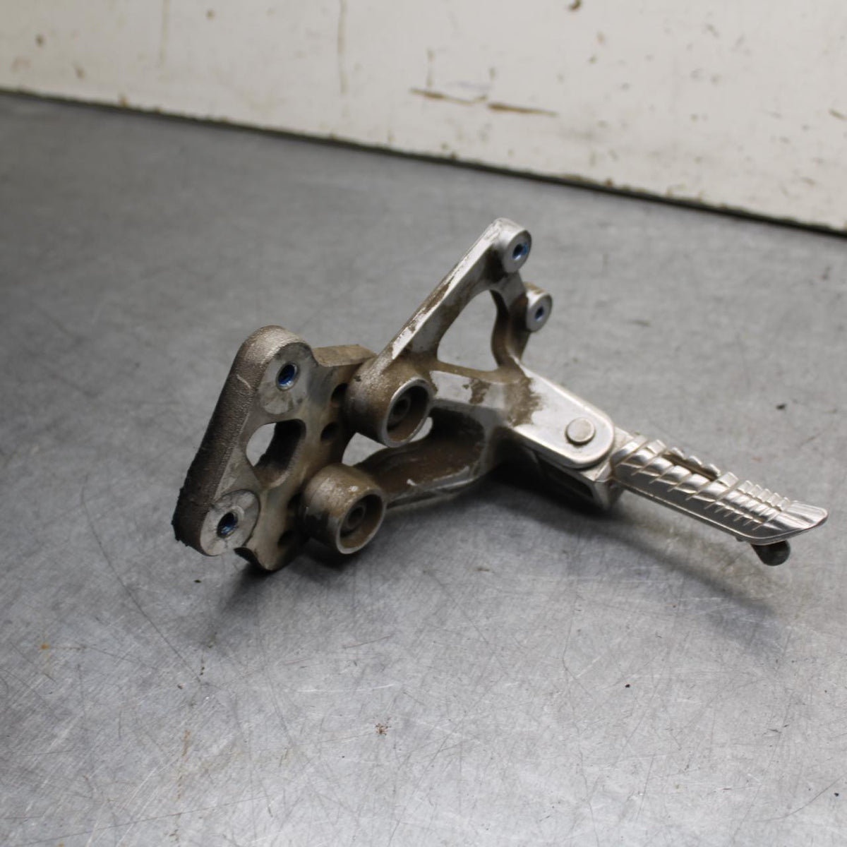 06-07 SUZUKI GSXR750 LEFT REARSET REAR SET DRIVER FOOT PEG REST STOP BB645