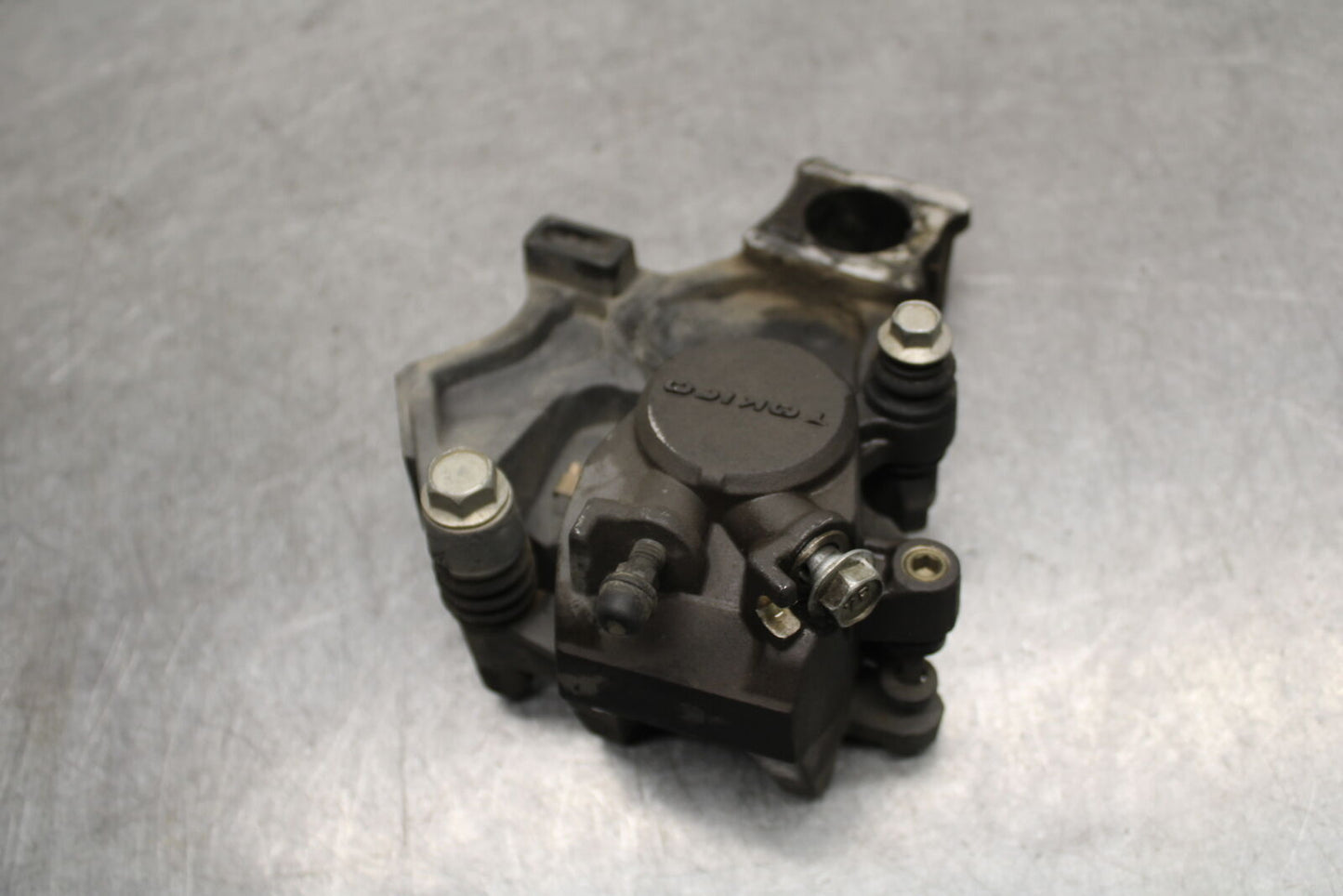 06-07 SUZUKI GSXR750 REAR BRAKE CALIPER W MOUNT BRACKET 69100-01H00-999  BB670