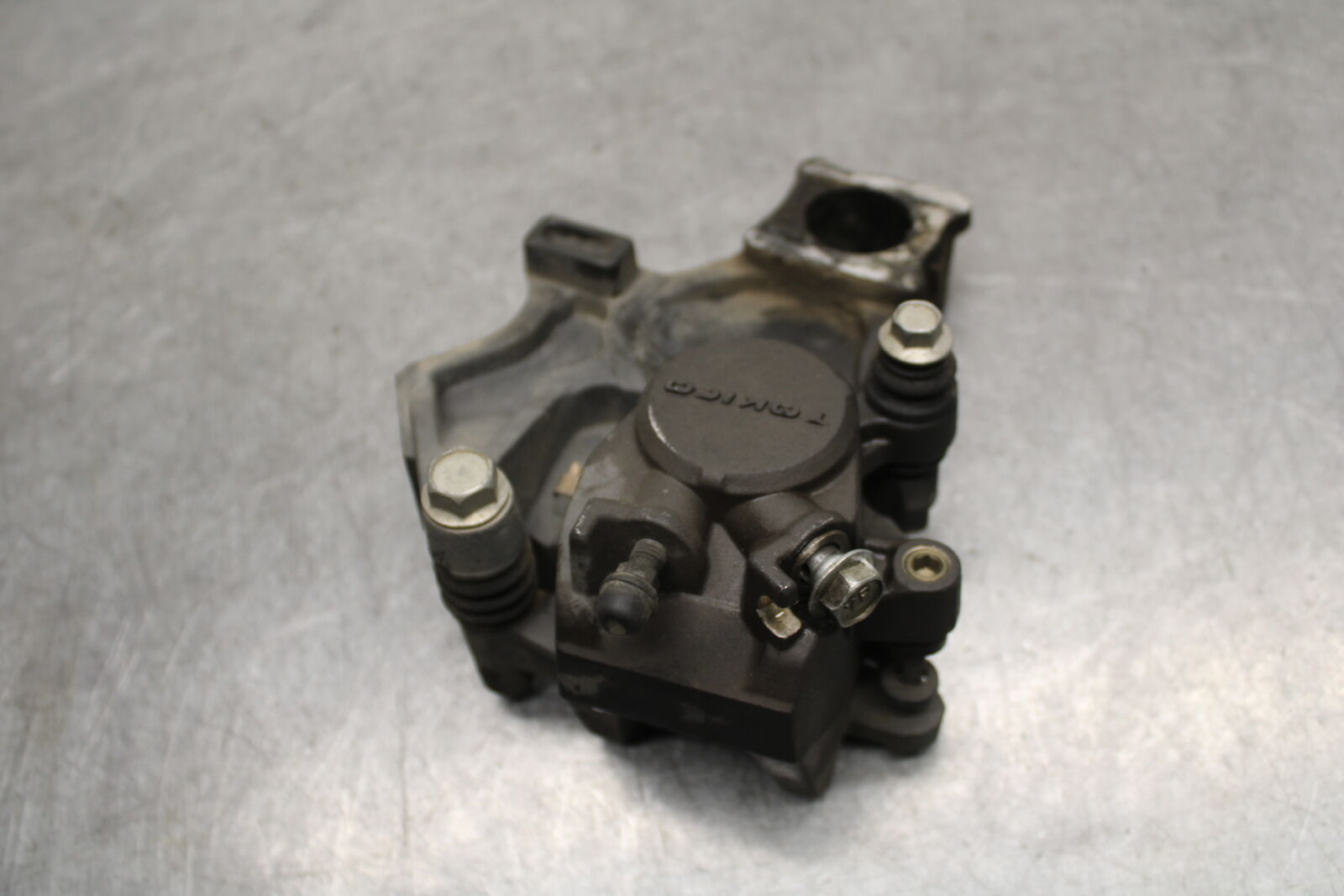 06-07 SUZUKI GSXR750 REAR BRAKE CALIPER W MOUNT BRACKET 69100-01H00-999  BB670