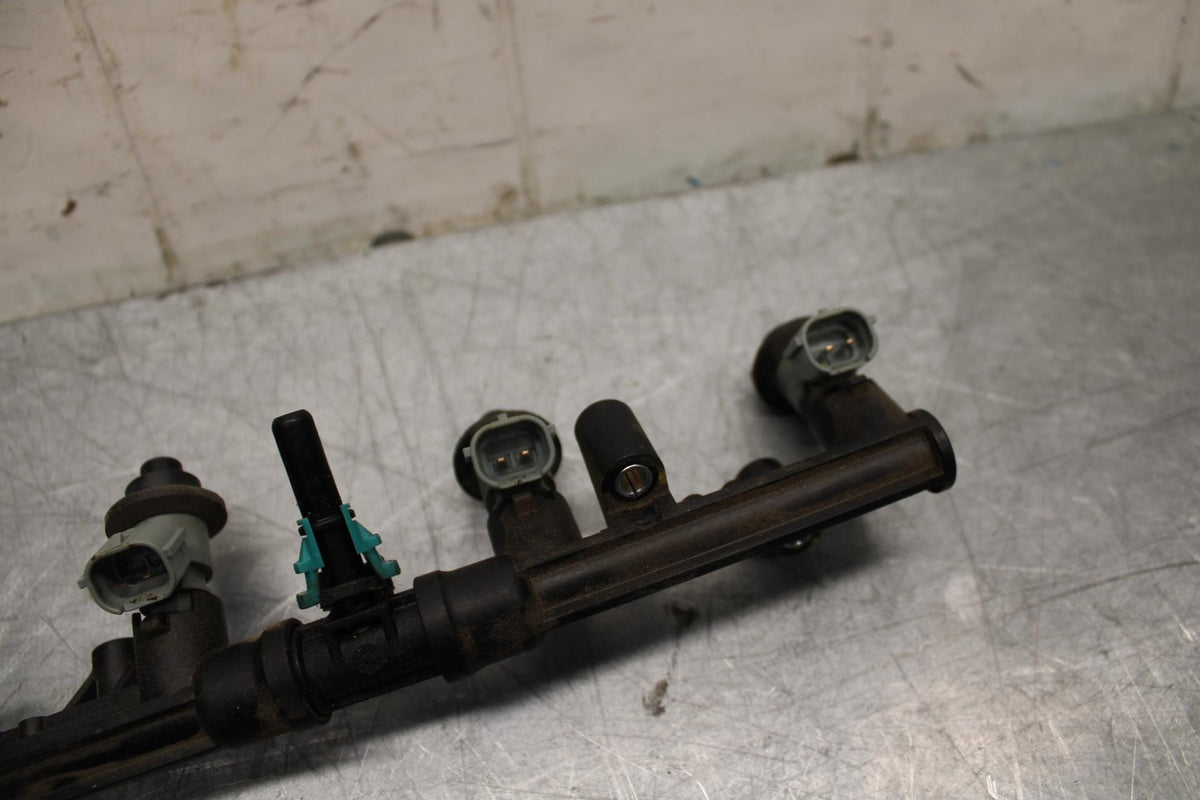 09-12 HONDA CBR600RR SECONDARY FUEL INJECTORS TOP AIRBOX GAS RAIL BB450