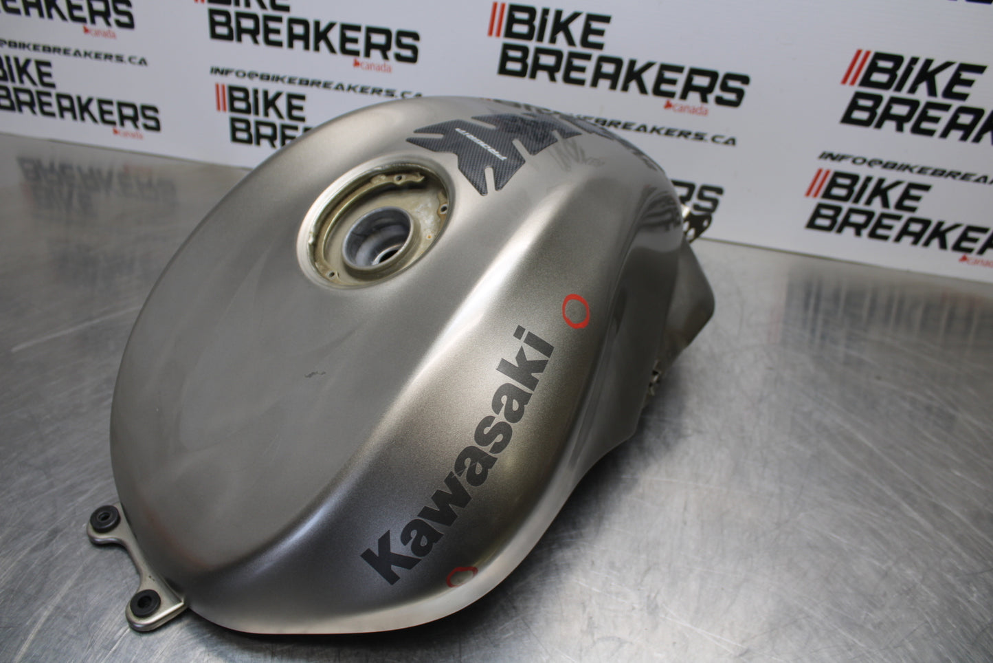 04-05 KAWASAKI NINJA ZX10R GAS TANK FUEL CELL PETROL RESERVOIR BB163