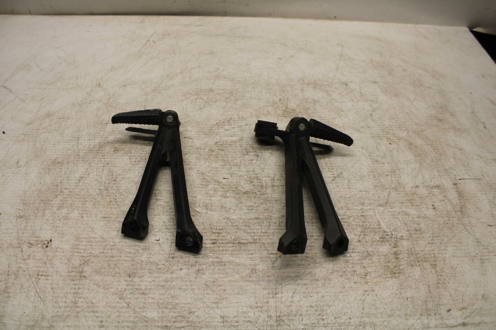 11-19 SUZUKI GSXR600 REAR BACK PASSENGER PEG SET PAIR BB371