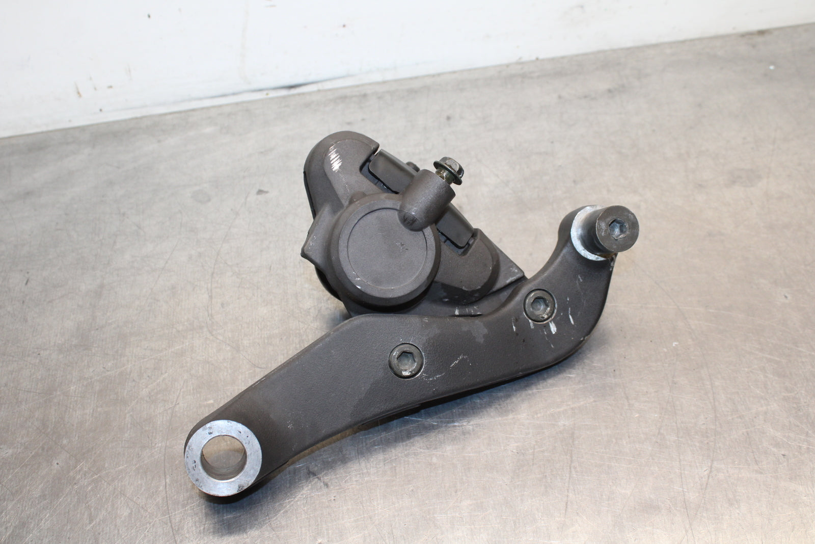 00 SUZUKI INTRUDER 1500 VL1500 REAR BACK BRAKE CALIPER W MOUNT BRACKET BB761