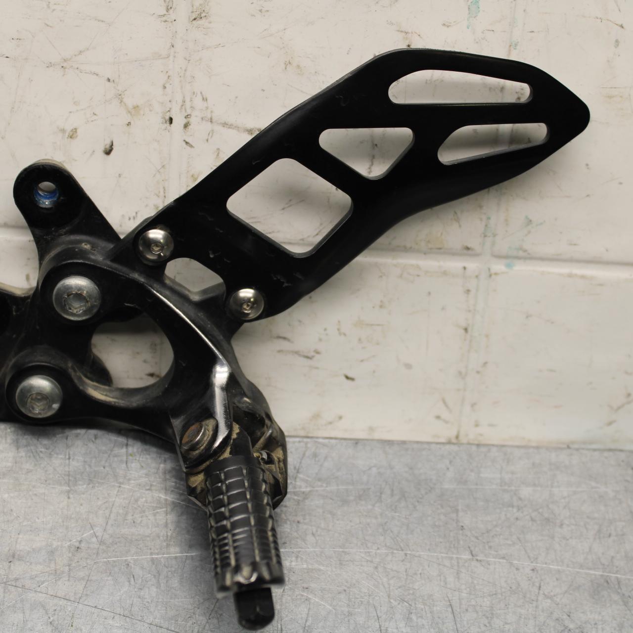 2017 Suzuki GSXR600 LEFT REARSET REAR SET DRIVER FOOT PEG 43700-14J30 BB598