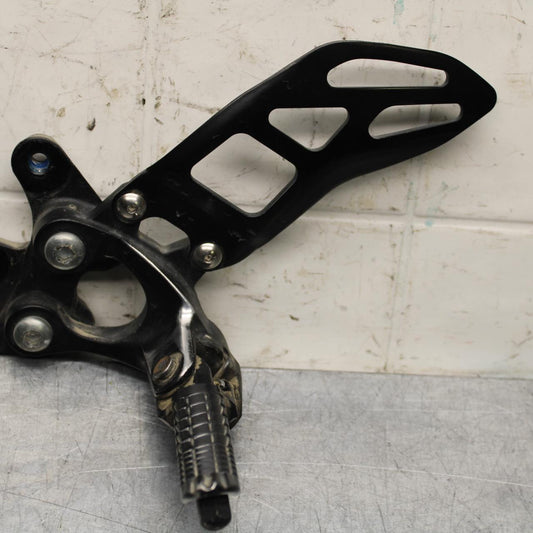 2017 Suzuki GSXR600 LEFT REARSET REAR SET DRIVER FOOT PEG 43700-14J30 BB598
