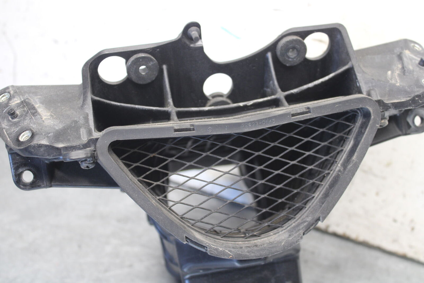 09-12 KAWASAKI NINJA ZX6R UPPER FAIRING MIRROR GAUGES STAY BRACKET BB698