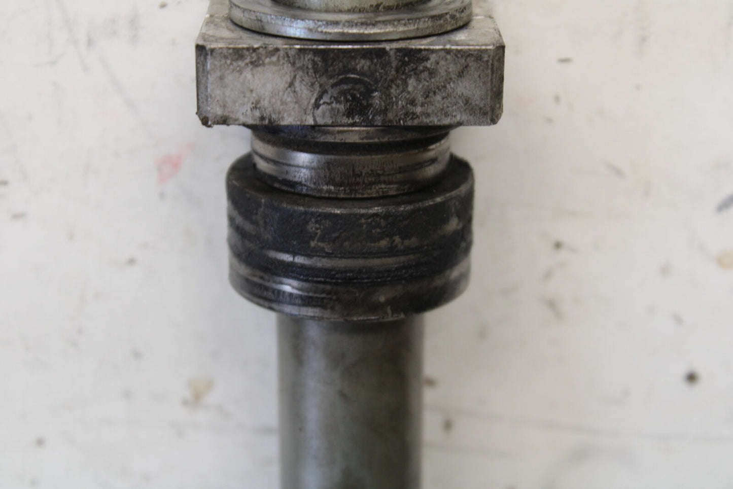 16 KAWASAKI NINJA ZX10R REAR AXLE BACK WHEEL RIM BOLT AXEL 41068-0613 BB650