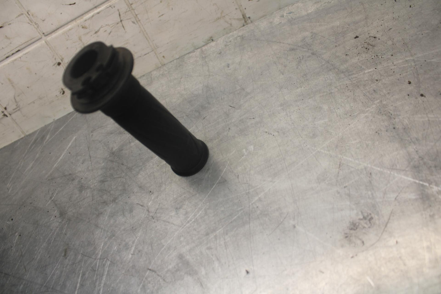 05 YAMAHA YZF R6S RIGHT THROTTLE GRIP TUBE BB462