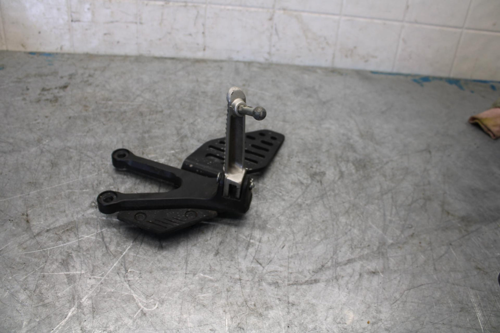 08-16 YAMAHA YZF R6 LEFT REARSET REAR SET DRIVER FOOT PEG REST STOP BB431