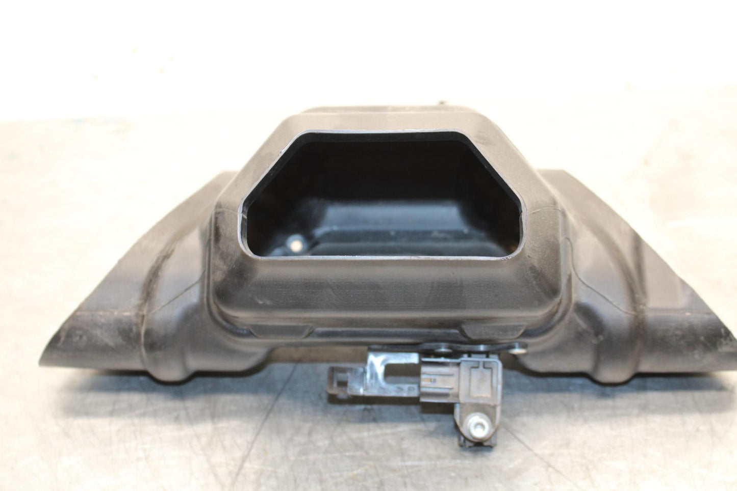 09-14 YAMAHA YZF R1 RAM AIR INTAKE TUBE DUCT BB448