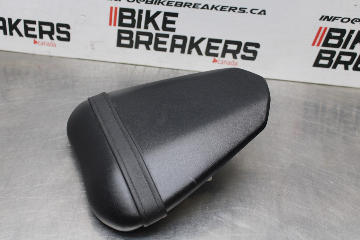 08-16 YAMAHA YZF R6 REAR BACK PASSENGER TANDEM SEAT PAD SADDLE PILLION BB856