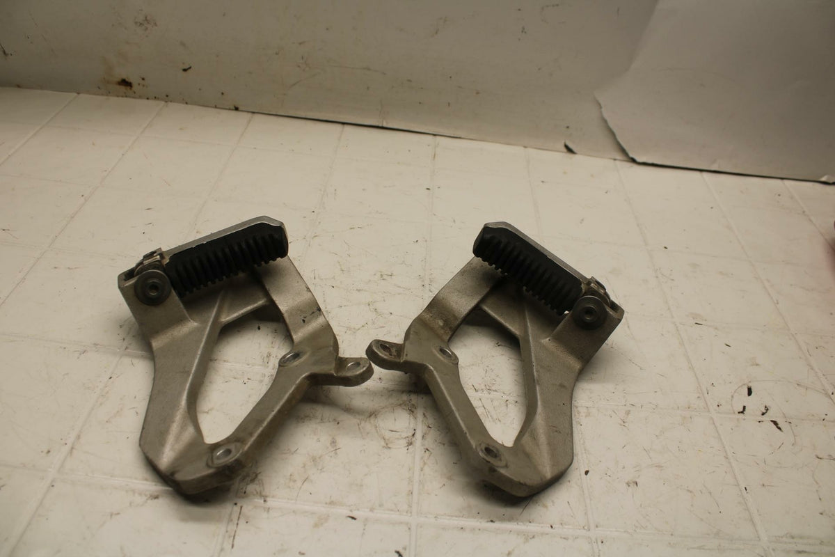 93-96 SUZUKI GSXR1100W REAR BACK PASSENGER PEG SET PAIR BB12
