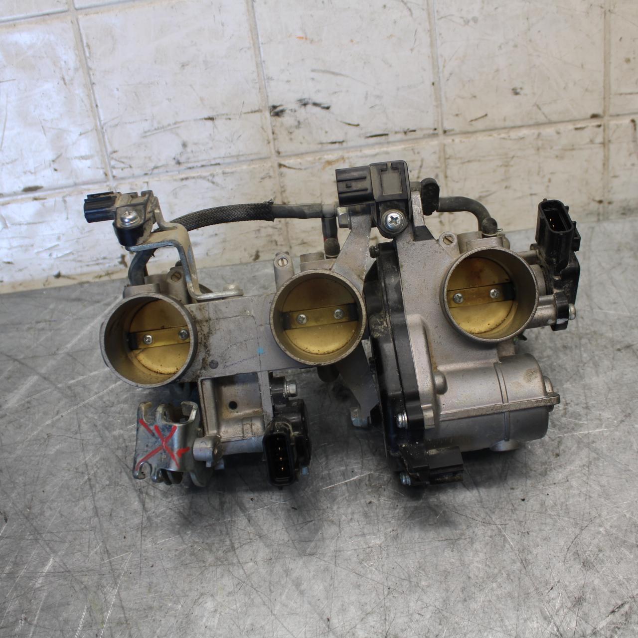 2015 Yamaha FZ09 MAIN FUEL INJECTORS / THROTTLE BODIES 1RC-12572-00-00 BB535