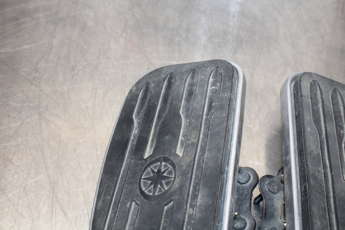 04 YAMAHA ROAD STAR XV1700A FRONT FOOT RESTS PEGS STEPS SET PAIR BB155