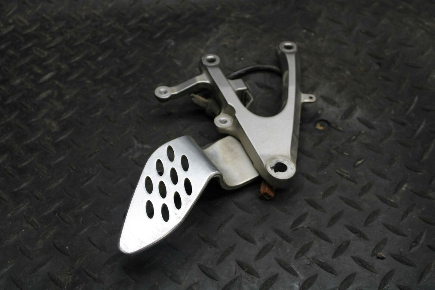 04-05 YAMAHA YZF R1 RIGHT REARSET REAR SET DRIVER FOOT PEG REST STOP BB225