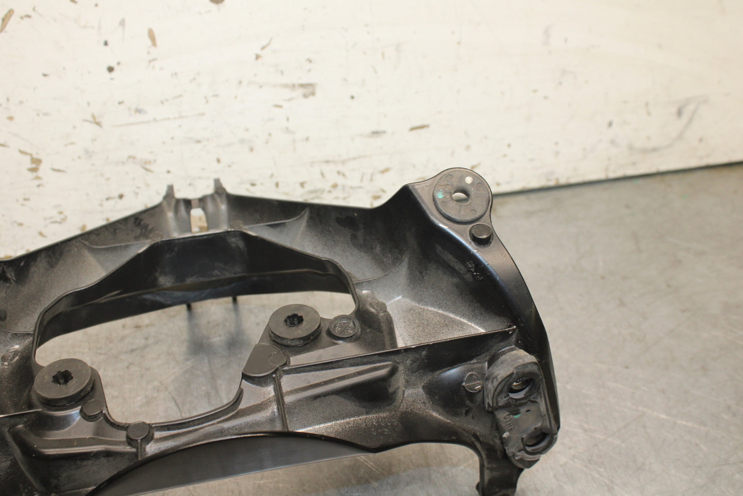 06-07 SUZUKI GSXR750 OEM UPPER FAIRING MIRROR GAUGES STAY BRACKET BB110