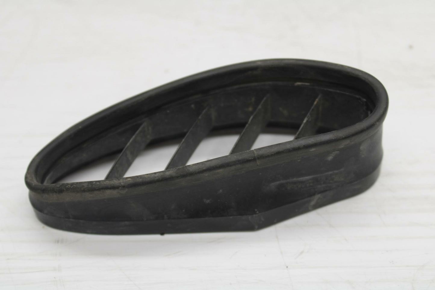 06 YAMAHA YZF R1 LEFT AIR INTAKE GRILL GROMMET RUBBERS BB282 