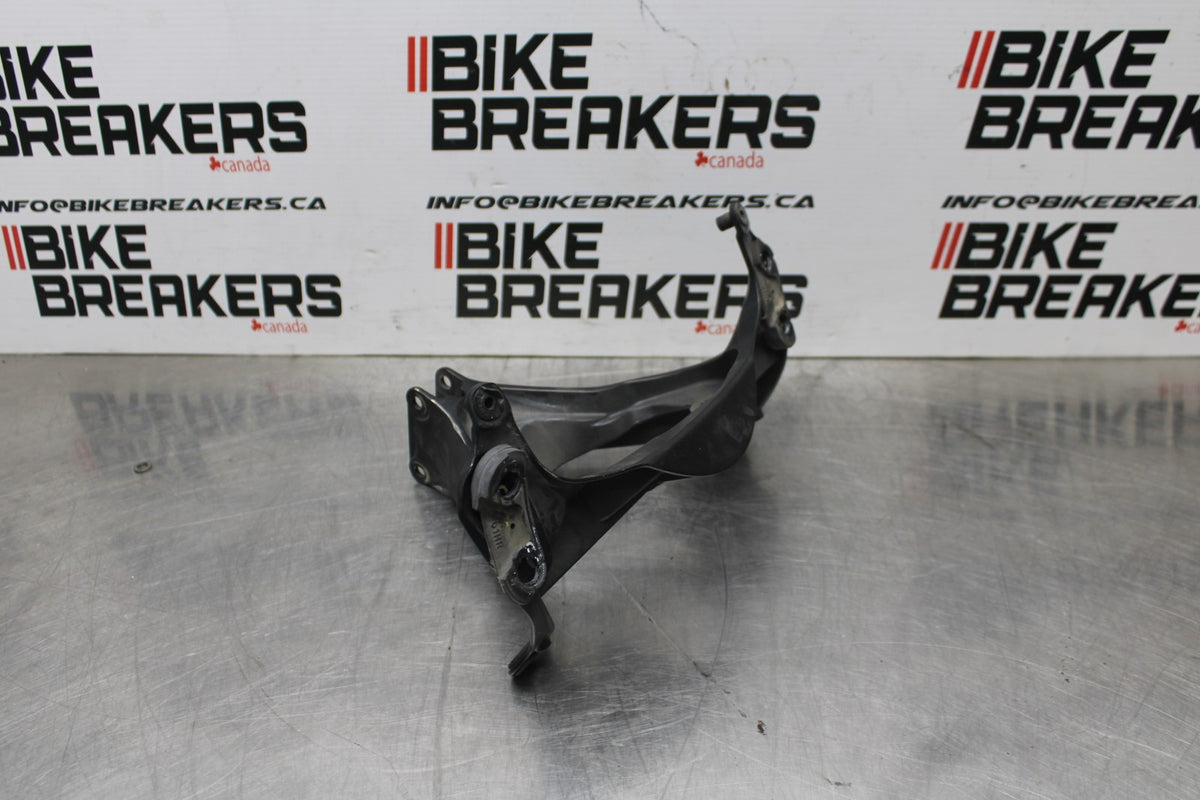 06-07 SUZUKI GSXR750 UPPER FAIRING MIRROR GAUGES STAY BRACKET BB863