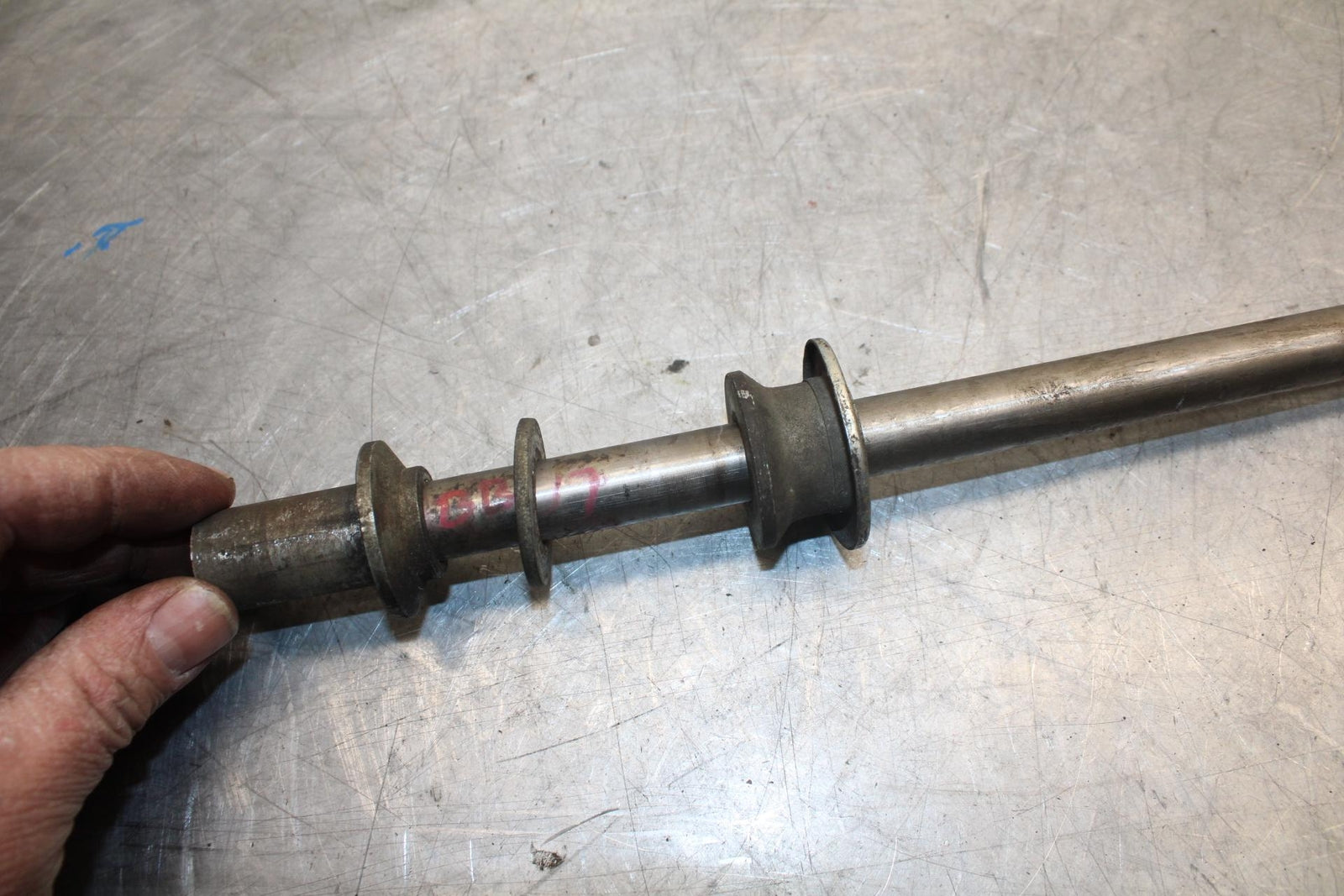 1981 Suzuki GS850G REAR AXLE BACK WHEEL RIM PIVOT BOLT AXEL BB37