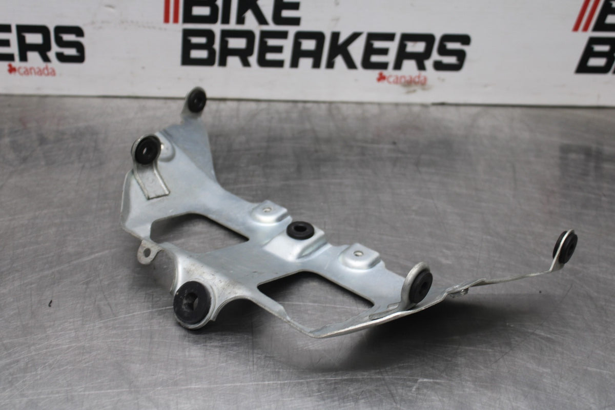 06-07 SUZUKI GSXR 600 FRONT GAS TANK BRACKET MOUNT BB880