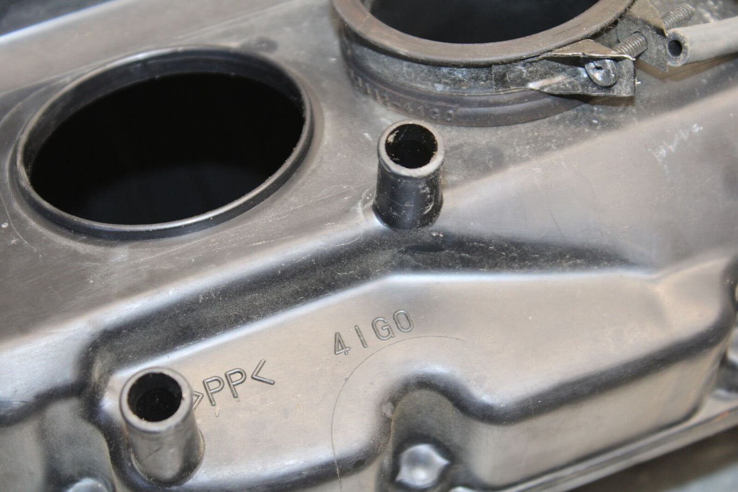 05-06 SUZUKI GSXR1000 AIRBOX AIR INTAKE FILTER BOX 13700-41G00 13740-41G00 BB663