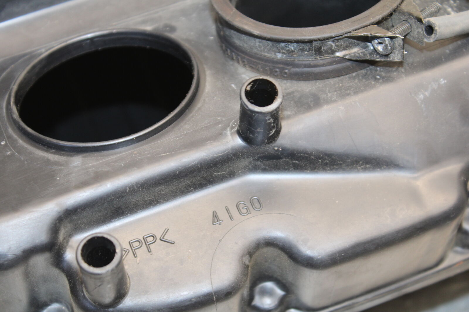 05-06 SUZUKI GSXR1000 AIRBOX AIR INTAKE FILTER BOX 13700-41G00 13740-41G00 BB663