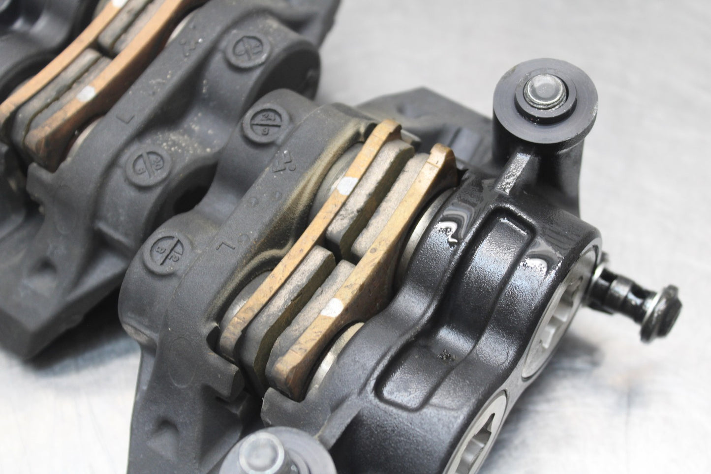 22-25 YAMAHA YZF R7 RIGHT LEFT FRONT BRAKE CALIPER SET PAIR CALIPERS BB769