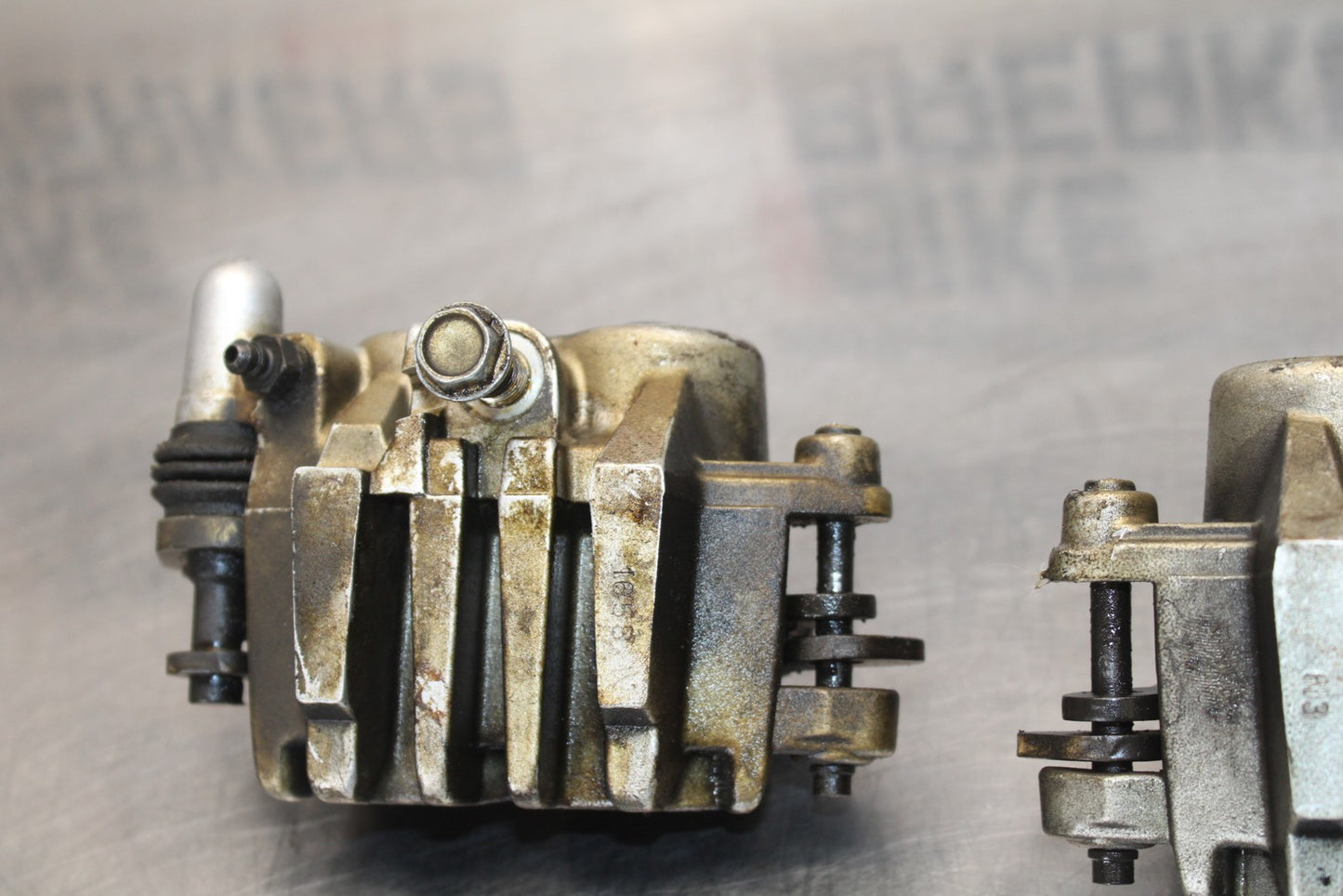 03-08 KAWASAKI VULCAN 1600 RIGHT LEFT FRONT BRAKE CALIPER SET PAIR BB196