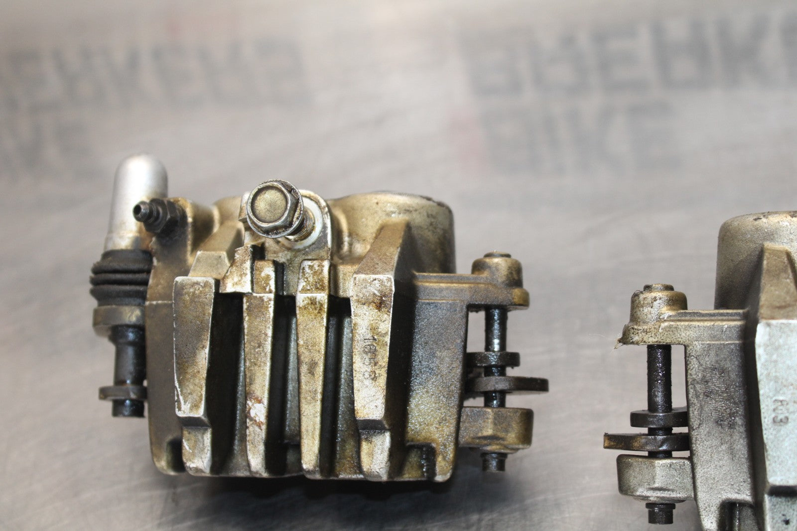 03-08 KAWASAKI VULCAN 1600 RIGHT LEFT FRONT BRAKE CALIPER SET PAIR BB196