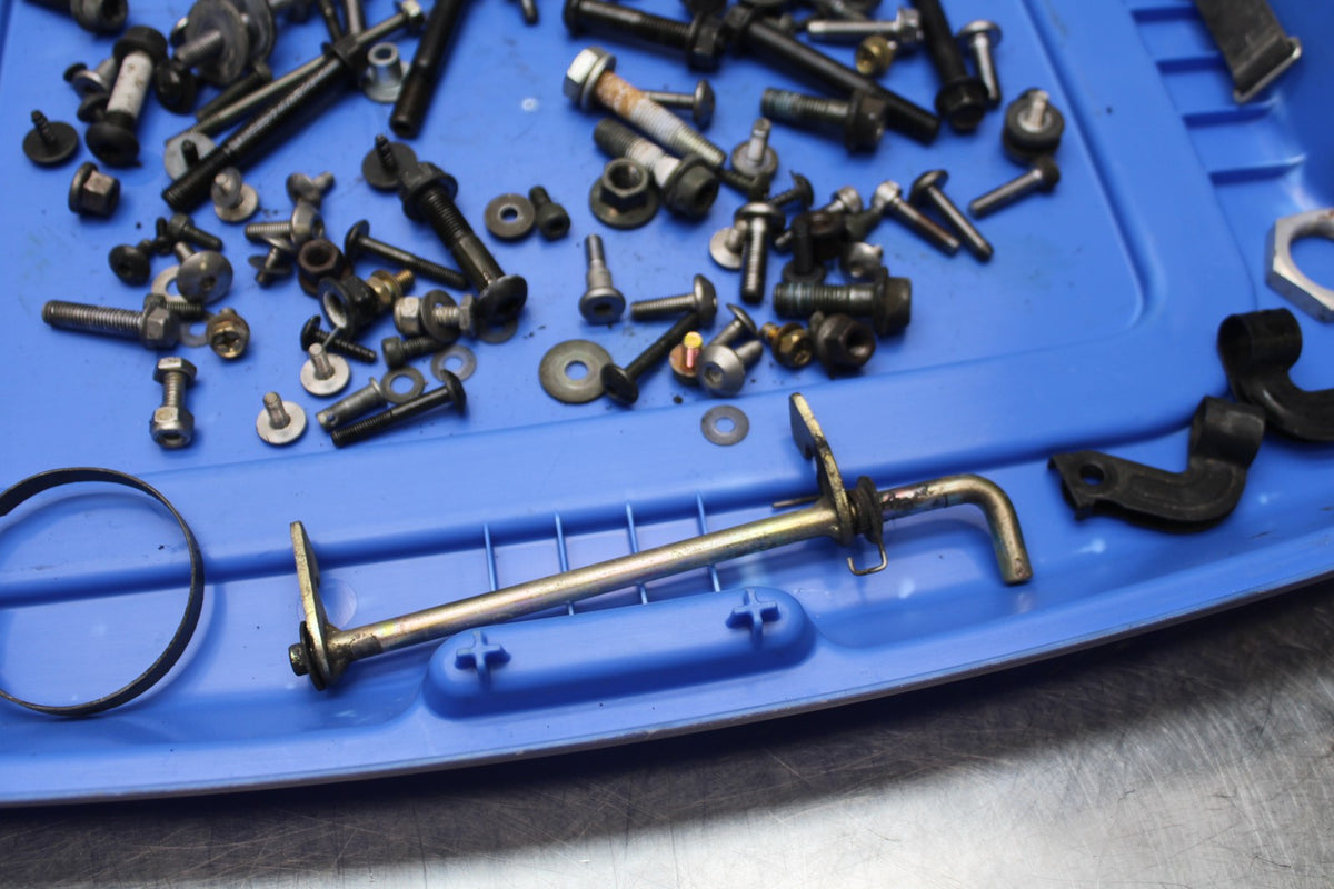 05 YAMAHA YZF R6 MOUNTING BOLTS HARDWARE MOTOR SCREWS BB814
