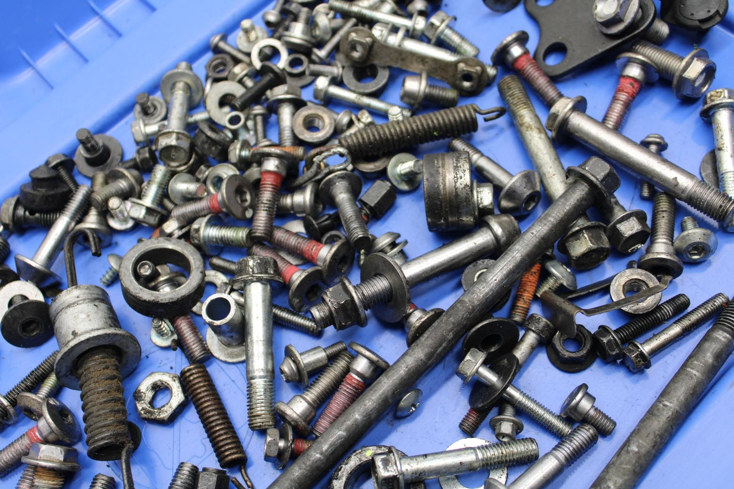 17 KAWASAKI Z900 ZR900 LEFTOVER  MOUNTING BOLTS HARDWARE MOTOR  BB549