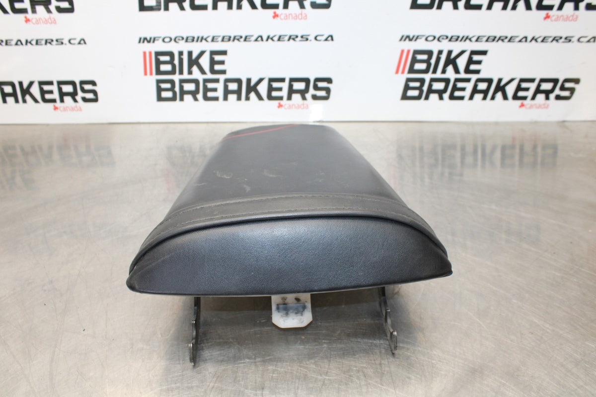 01-06 HONDA CBR600F4I REAR BACK PASSENGER TANDEM SEAT PAD SADDLE PILLION BB185