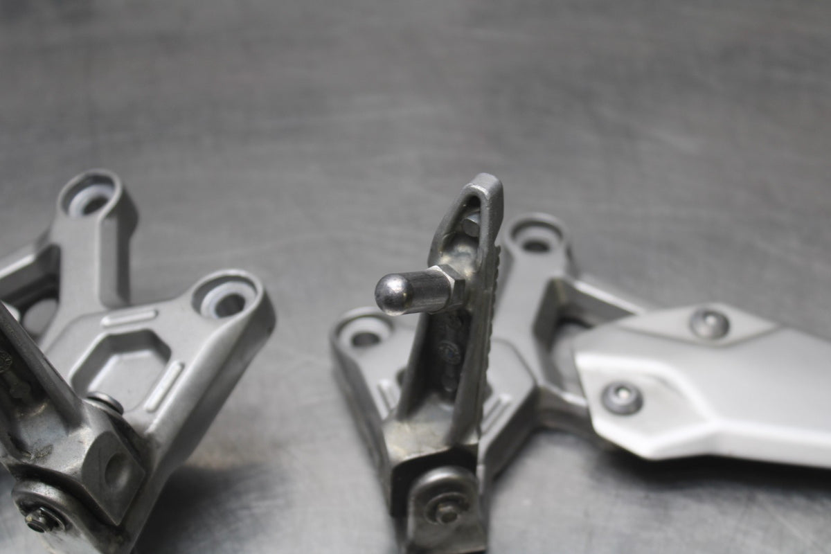 24-25 KAWASAKI NINJA ZX4R RIGHT LEFT REARSETS REAR SET DRIVER FOOT PEGS  BB827